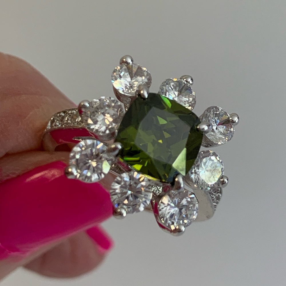 Emerald green & Crystal Cocktail Ring 6 3/4 - Picture 1 of 8